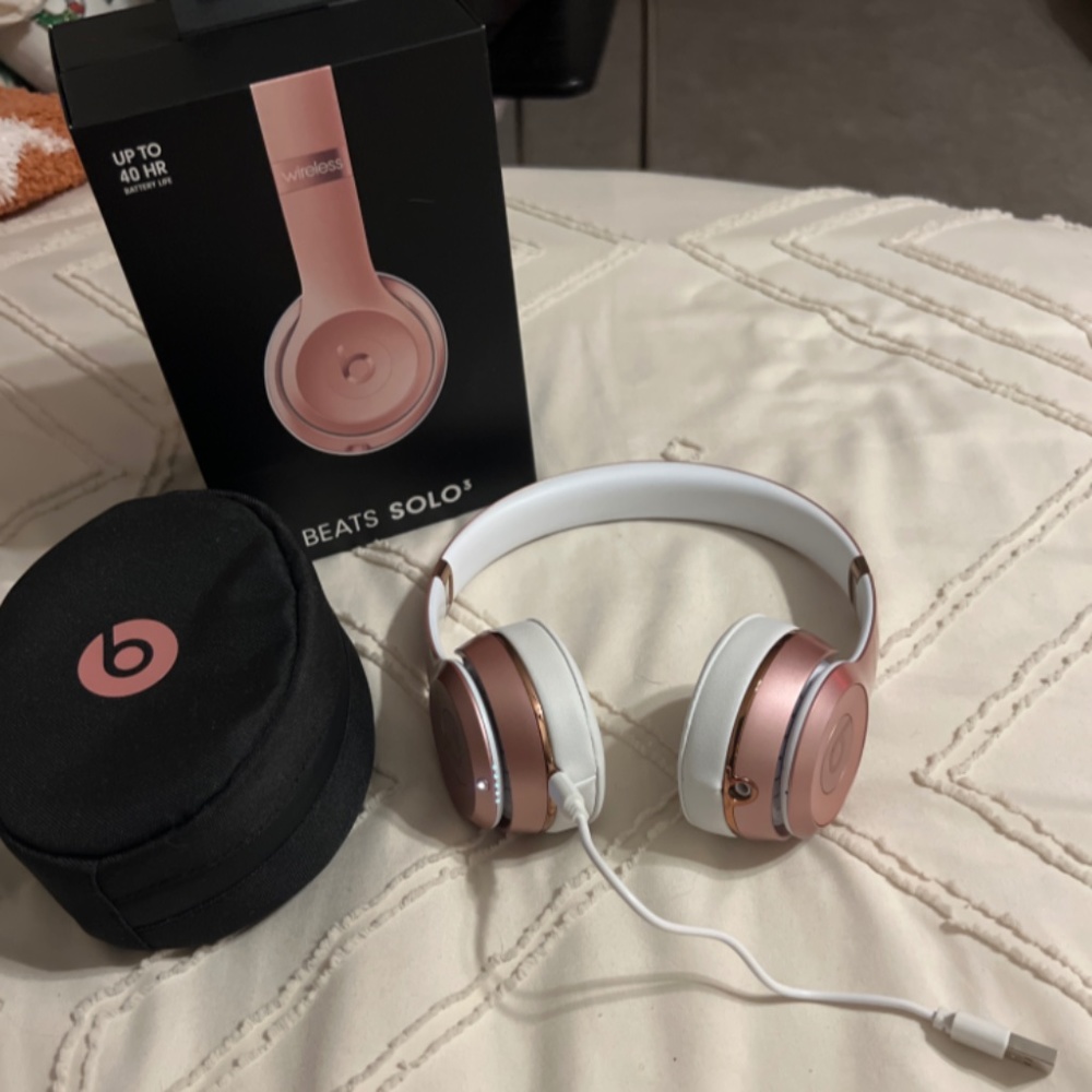Beats Solo 3 in Rose Gold